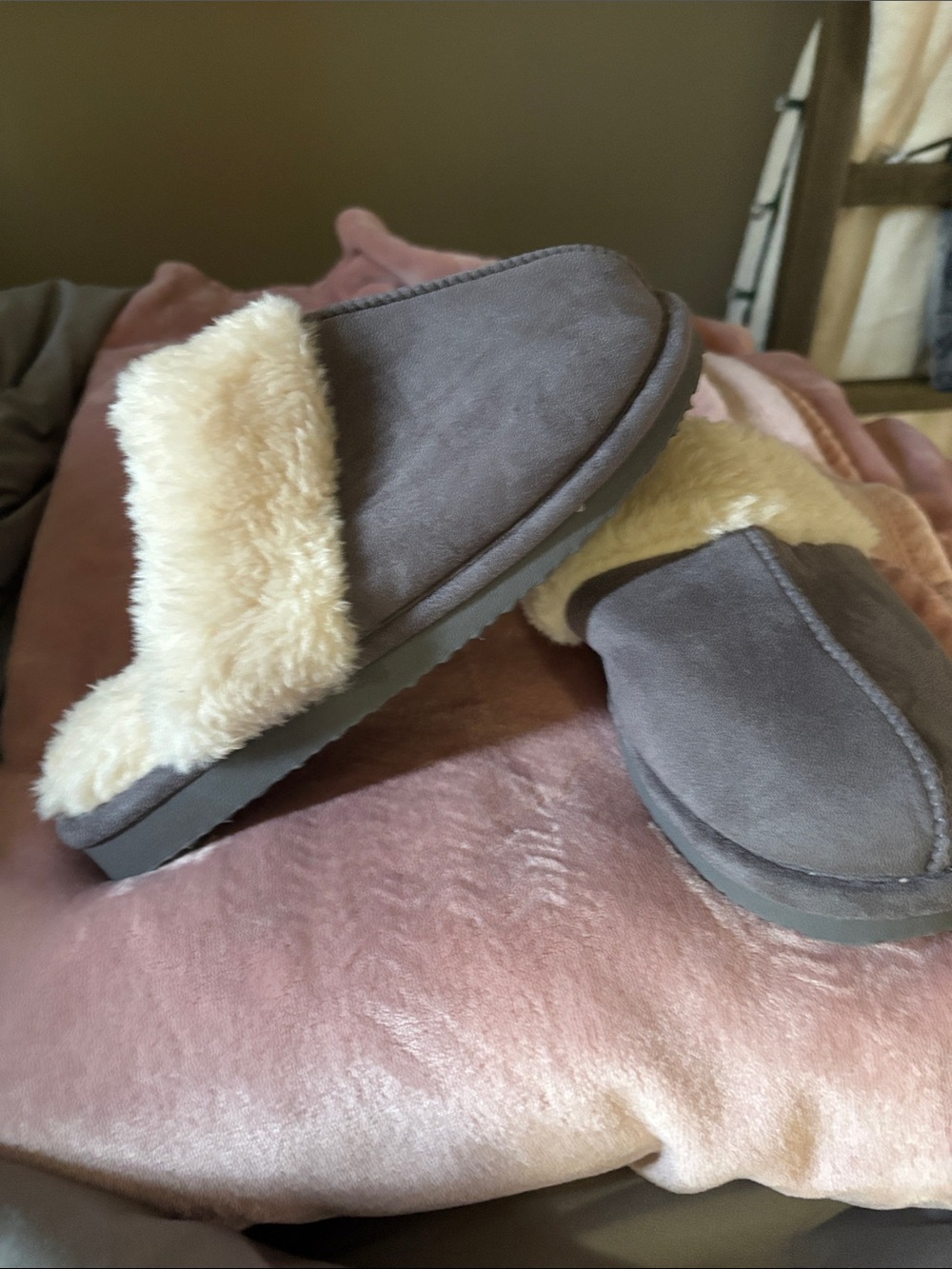 Women’s Grey Fuzzy Slippers Size 8 BRAND NEW